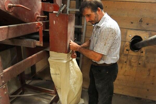 fixation d'un sac a recolter les balles d'orge apres triage fixation d'un sac a recolter les balles d'orge apres triage